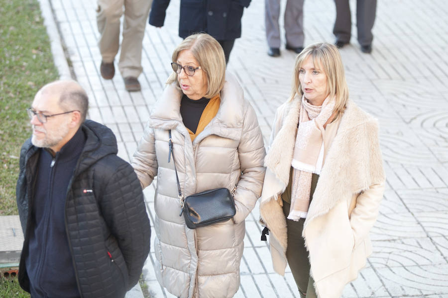 Numerosas personas, entre ellas varias actividades, acuden al cementerio de Málaga a despedir al profesor y parlamentario