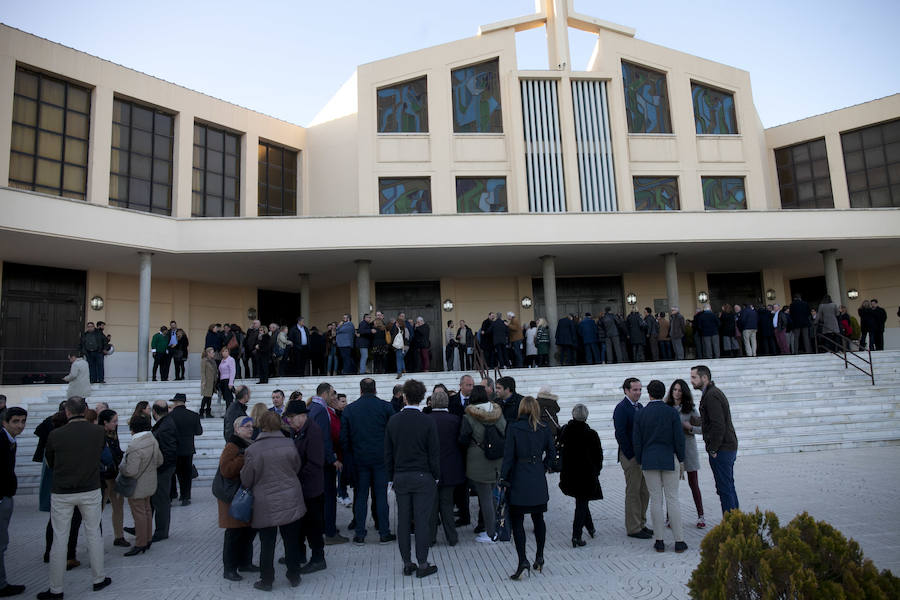 Numerosas personas, entre ellas varias actividades, acuden al cementerio de Málaga a despedir al profesor y parlamentario