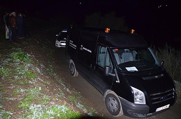 La funeraria judicial, anoche en el lugar donde ocurrió el siniestro, un camino rural próximo al pueblo. :: e. c.