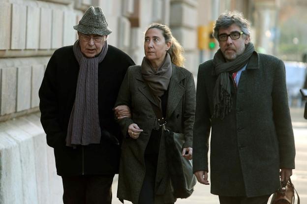 El exvicepresidente del Palau Jordi Montull llega ayer junto a su hija Gemma y su abogado a la Audiencia de Barcelona. :: Toni Albir / efe