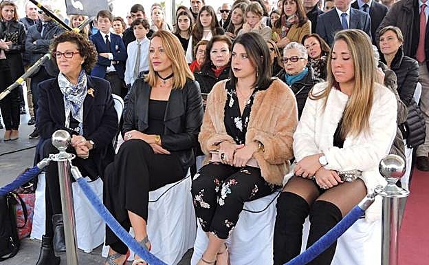 Las tres remeras homenajeadas en el acto, junto a la nieta de María del Carmen Martínez 