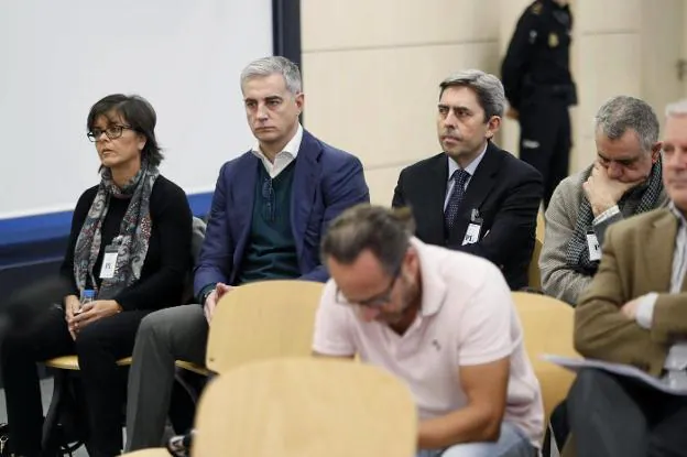 El exgerente del PP de la Comunidad Valenciana, Ricardo Costa, (izq) sentado ayer en el banquillo de la Audiencia Nacional. :: f. alvarado / efe
