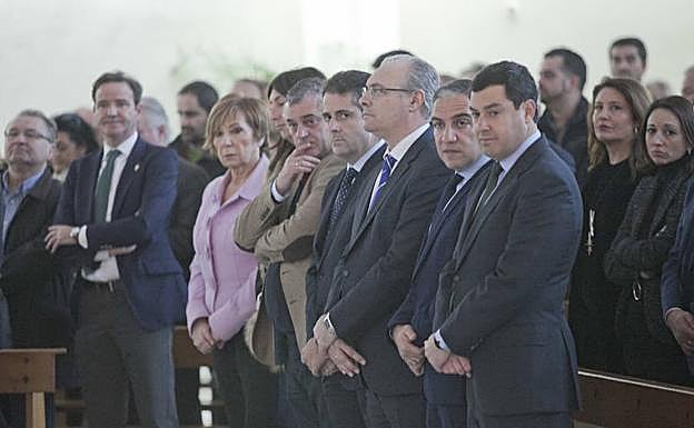 Las autoridades, ayer, durante el sepelio. 