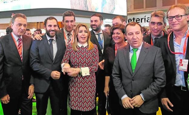 La presidenta de la Junta, Susana Díaz, con alcaldes y cargos socialistas malagueños. 