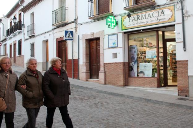 La farmacia atiende a un barrio con muchos mayores. :: A. J. g.