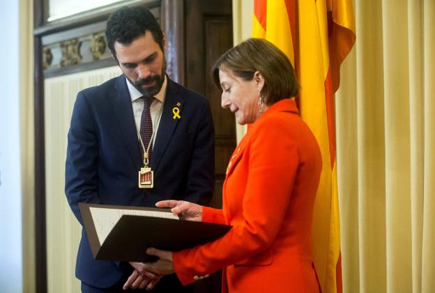 Forcadell conversa con Torrent al finalizar el pleno de constitución de la duodécima legislatura. :: efe