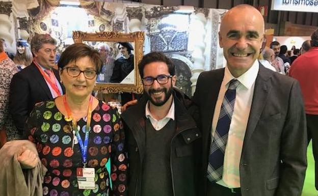 Marisa Bustinduy, con el portavoz de Turismo de Podemos en el Parlamento, David Moscoso, y el concejal de Sevilla A. Jiménez. 