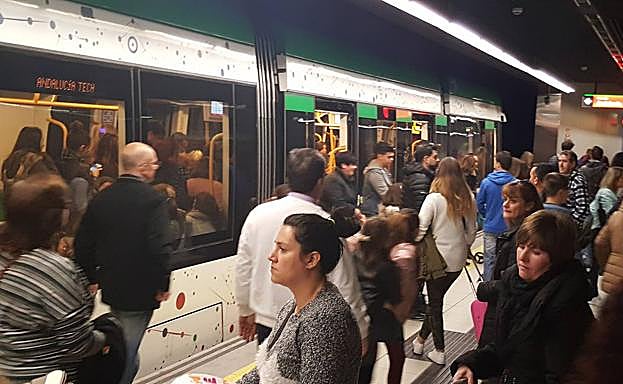 Usuarios del metro de Málaga (archivo).