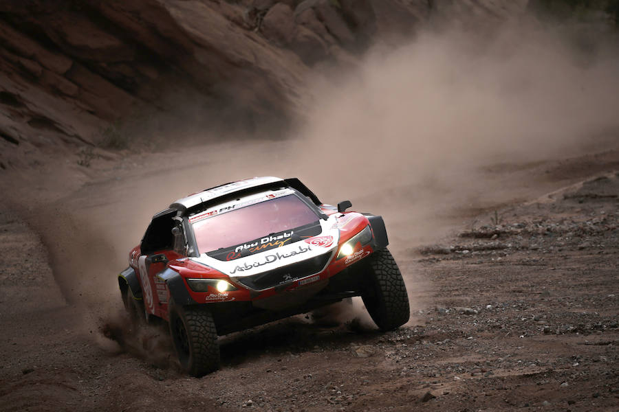 Los pilotos Sheikh Khalid Al Qassimi (Emiratos Árabes) y Xavier Panseri (Francia), de Peugeot, en acción durante la duodécima etapa del Dakar. 