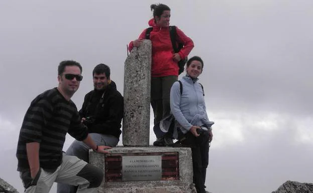 Grupo de excursionistas en el punto geodésico de El Grajo.
