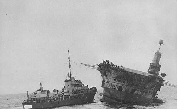 - Un barco auxilia a la tripulación del Ark Royal durante la evacuación del portaaviones. 