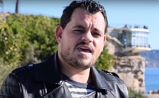 Livio Hega, en el videoclip rodado en Nerja y la capital malagueña. 