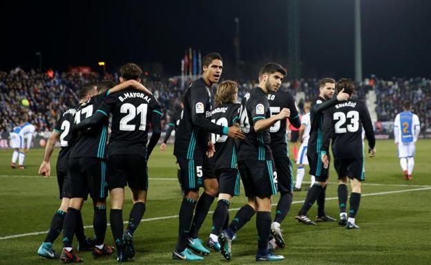 Los futbolistas del Real Madrid celebran el gol de Asensio ante el Leganés. 