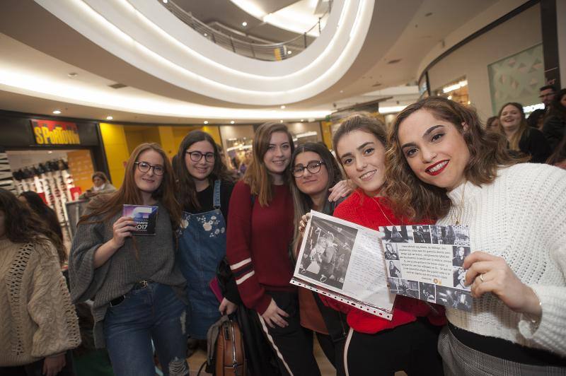 Una legión de seguidores esperan desde muy temprano la firma de discos de los exconcursantes de la última edición del programa