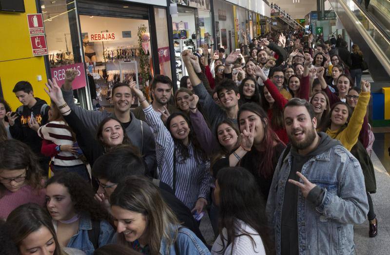 Una legión de seguidores esperan desde muy temprano la firma de discos de los exconcursantes de la última edición del programa