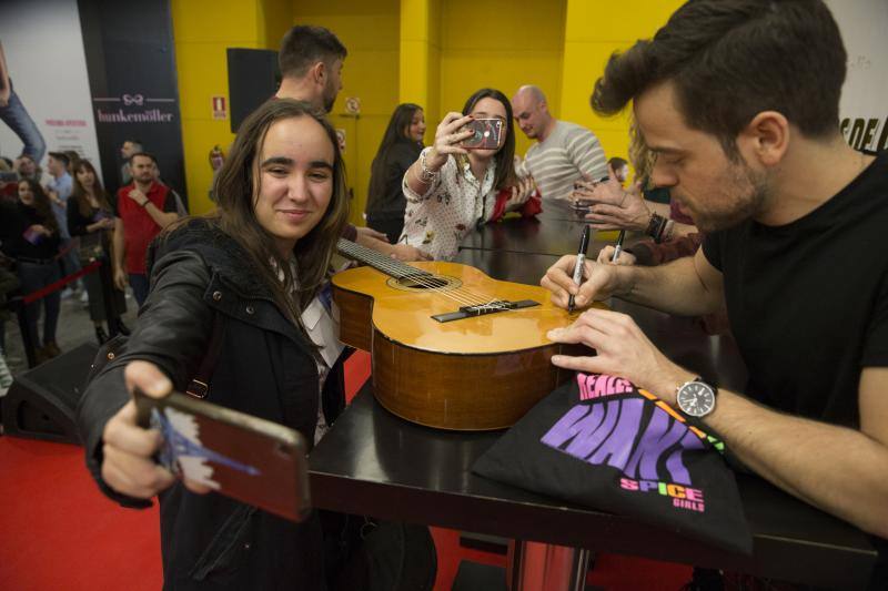 Una legión de seguidores esperan desde muy temprano la firma de discos de los exconcursantes de la última edición del programa