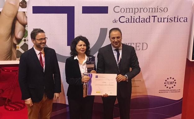 Javier Hernández, a la derecha, recibió el premio de manos de Matilde Asian, en el centro. 