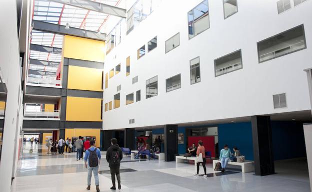 Estudiantes, en uno de los patios centrales de la Escuela de Ingenierías Industriales.