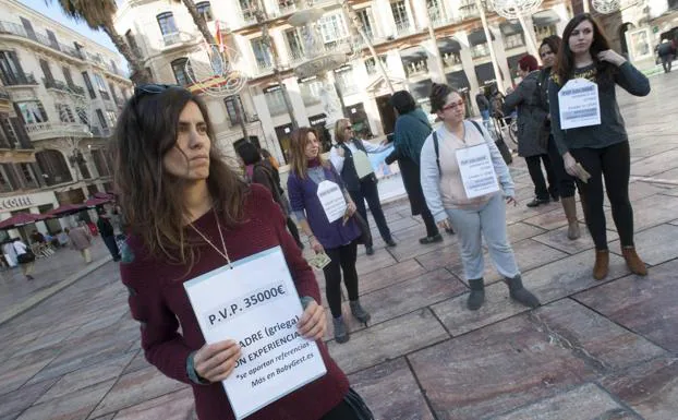 Colectivos feministas exhiben su rechazo a los vientres de alquiler en Málaga