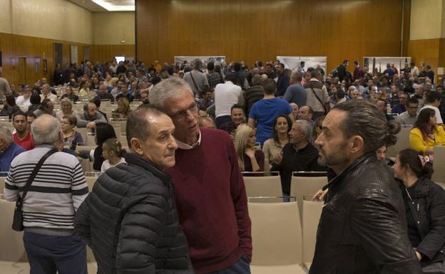 Miembros del comité, antes de la asamblea. 