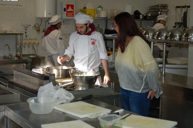 En la cocina de la escuela se trabaja como en la de un restaurante profesional. 