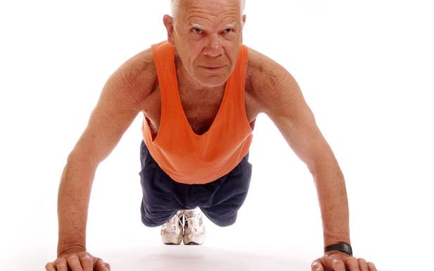 Este hombre, ¿es un anciano?
