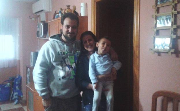 Raúl y Jéssica, los padres de Jairo, con el pequeño. 