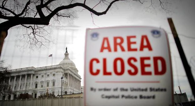 Un cartel anuncia el cierre del Capitolio de Washington por tercer día consecutivo. :: Carlos Barria / reuters