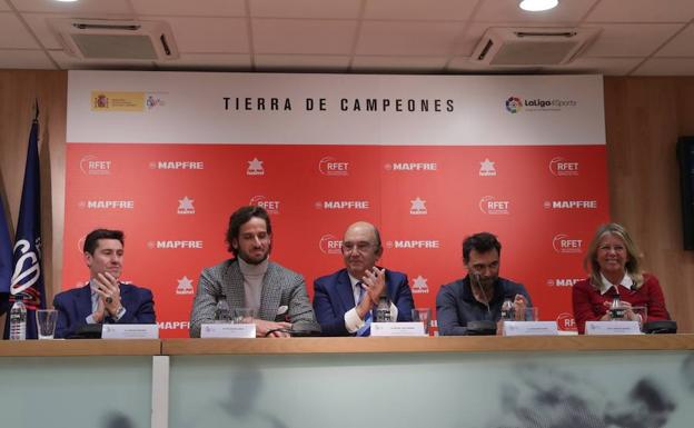 El subdirector general de Deporte de Alta Competición del CSD, Carlos Gascón; el tenista Feliciano López; el presidente de la RFET, Miguel Díaz; el capitán del equipo español de Copa Davis, Sergi Bruguera, y la alcaldesa de Marbella, Ángeles Muñoz, ayer en la presentación