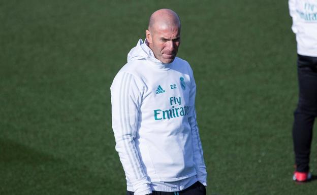 Zinedine Zidane, durante el entrenamiento de este martes.