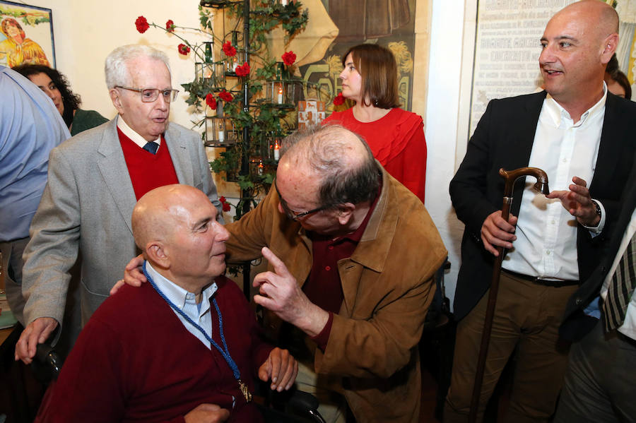 El ex director de Diario Sur José Antonio Frías y la redactora de la Cadena Ser en Málaga Ana Tere Vázquez han recibido las medallas de honor de la Asociación de la Prensa de Málaga con motivo del día de su patrón.