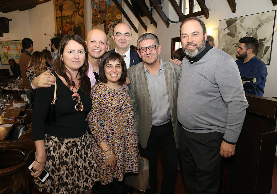 El ex director de Diario Sur José Antonio Frías y la redactora de la Cadena Ser en Málaga Ana Tere Vázquez han recibido las medallas de honor de la Asociación de la Prensa de Málaga con motivo del día de su patrón.