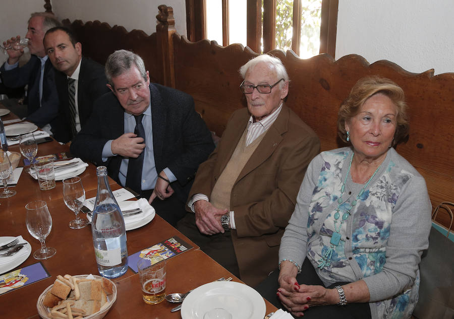 El ex director de Diario Sur José Antonio Frías y la redactora de la Cadena Ser en Málaga Ana Tere Vázquez han recibido las medallas de honor de la Asociación de la Prensa de Málaga con motivo del día de su patrón.