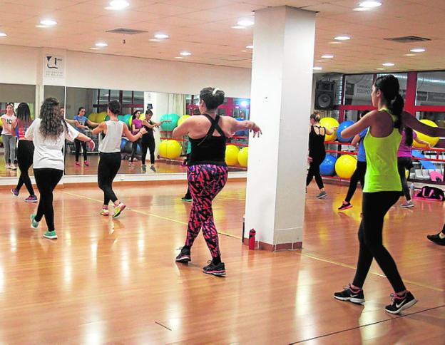 Mujeres en una clase de gimnasia. :: paula hervelé