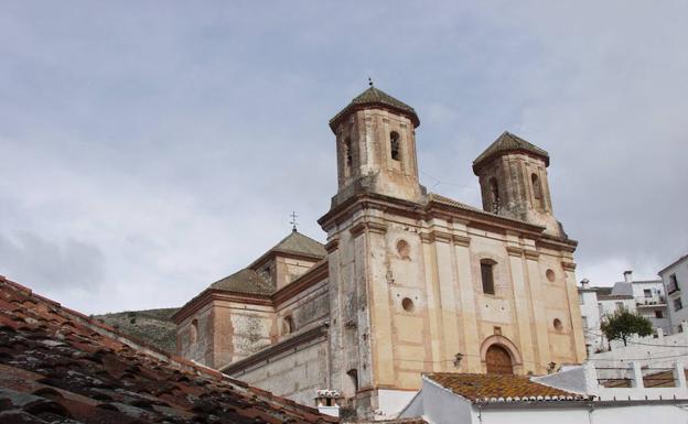 La iglesia de San Antonio de Padua es conocida por sus dimensiones como la ‘catedral de la Serranía’..