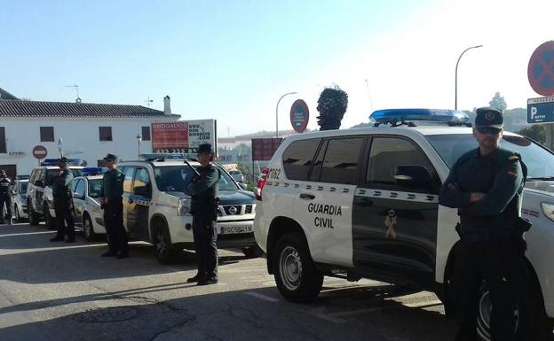 Efectivos de la Guardia Civil, ayer, en los juzgados de Coín. :: sur