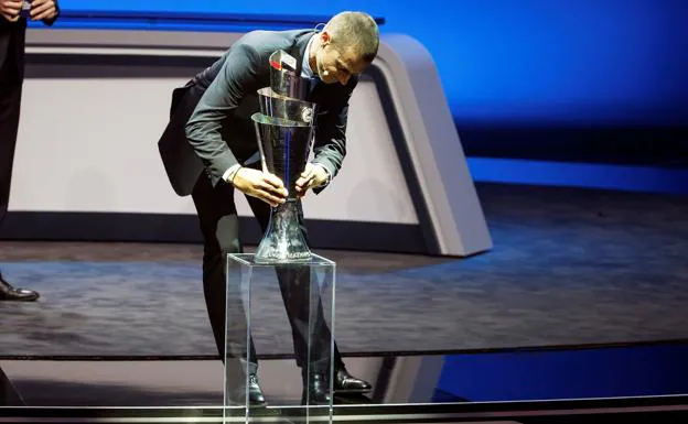 El presidente de la UEFA, Aleksander Ceferin, presenta el trofeo de la Liga de Naciones durante el sorteo del torneo en Lausan