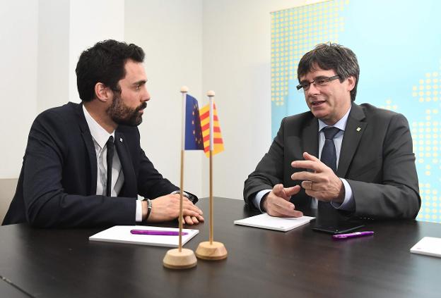 Roger Torrent y Carles Puigdemont conversan antes de la reunión que mantuvieron ayer en Bruselas. :: EMMANUEL DUNAND / afp