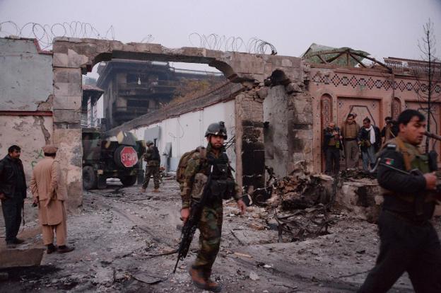 Las fuerzas de seguridad afganas inspeccionan el lugar del asalto, en Jalalabad. :: Noorullah SHIRZADA / afp