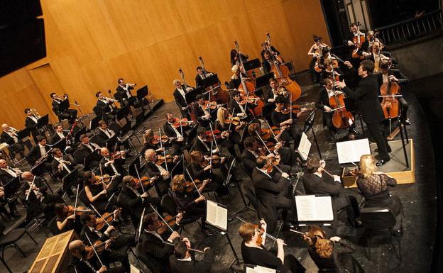 El director de la OFM, Manuel Hernández Silva, a la batuta en el Cervantes. 