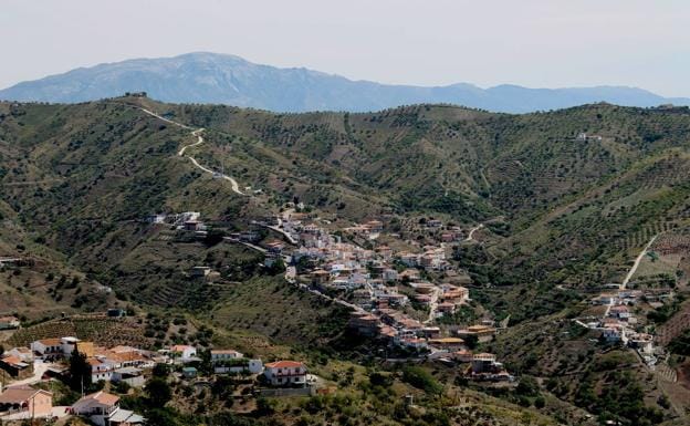 Vista de El Valdés (Moclinejo), con el telón de fondo de La Maroma