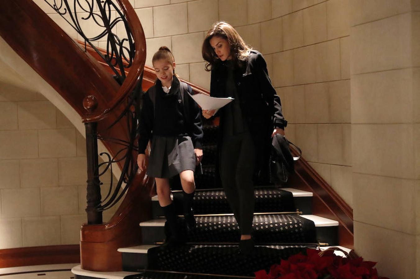 Con motivo de su 50 cumpleaños, Felipe VI abre por primera vez las puertas de su residencia en el complejo del palacio de la Zarzuela para mostrar su día a día más familiar, junto a la Reina y sus hijas la Princesa Leonor y la infanta Sofía. 