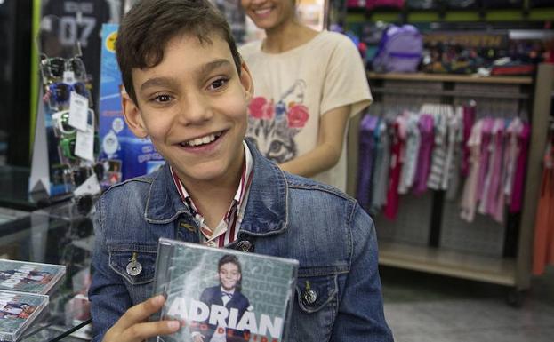 Adrián con su disco ‘Lleno de vida’ . 