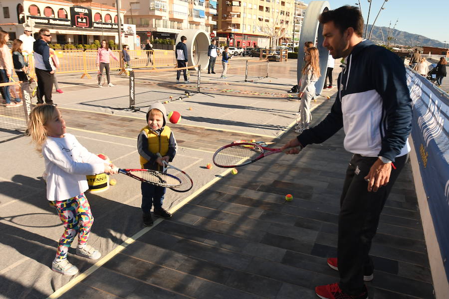 Pelotas y raquetas aterrizaron este sábado en el bulevar de San Pedro para disfrute de los aficionados al tenis. La iniciativa, que se desarrolló esta mañana como una actividad previa a la eliminatoria de la Copa Davis, consistió en una sesión de ‘Street Tenis’ abierta de forma gratuita a todo aquel que quisiera participar