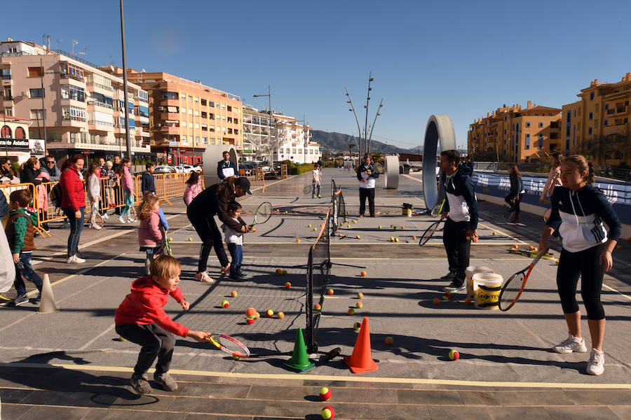 Pelotas y raquetas aterrizaron este sábado en el bulevar de San Pedro para disfrute de los aficionados al tenis. La iniciativa, que se desarrolló esta mañana como una actividad previa a la eliminatoria de la Copa Davis, consistió en una sesión de ‘Street Tenis’ abierta de forma gratuita a todo aquel que quisiera participar