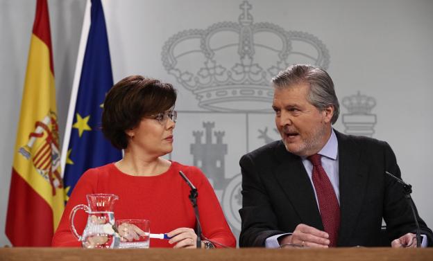 Soraya Sáenz de Santamaría e Íñigo Méndez de Vigo intervienen ayer tras el Consejo de Ministros. :: Mariscal / efe