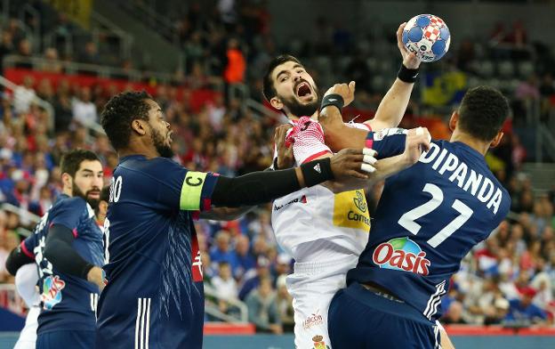 El español Eduardo Gurbindo arma su brazo izquierdo entre dos franceses. :: Antonio Bronic / REUTERS