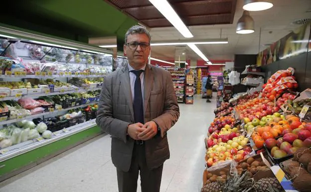 Sergio Cuberos, en uno de sus supermercados. 