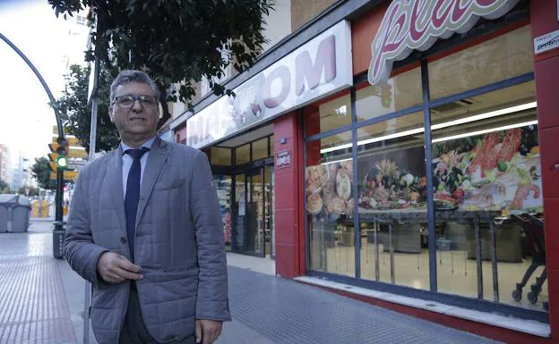 Sergio Cuberos, en la puerta de uno de sus supermercados. 