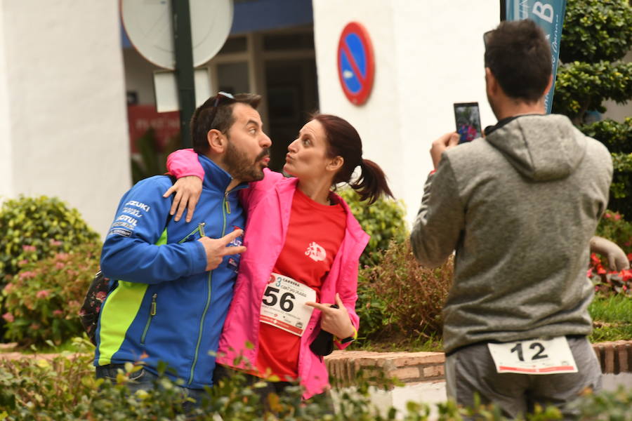 Los participantes en la carrera a favor de Cruz Roja desafían a la lluvia y completan los 8 kilómetros del recorrido